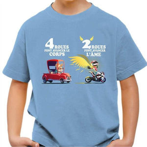 T shirt Moto Enfant - 4 roues VS 2 roues - Couleur Ciel - Taille 4 ans